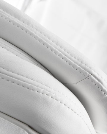 Офисное кресло для руководителей LYNDON белый