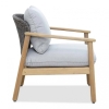 Лаунж-кресло деревянное с серыми подушками Tagliamento Freeport светлое дерево